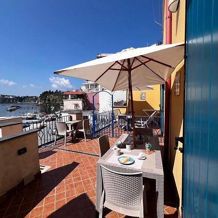 De Lamartine A Marina Di Corricella Procida Exterior foto