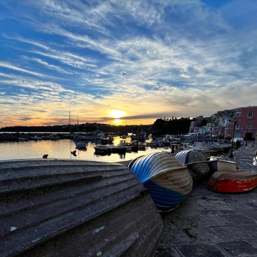 De Lamartine A Marina Di Corricella Procida Exterior foto