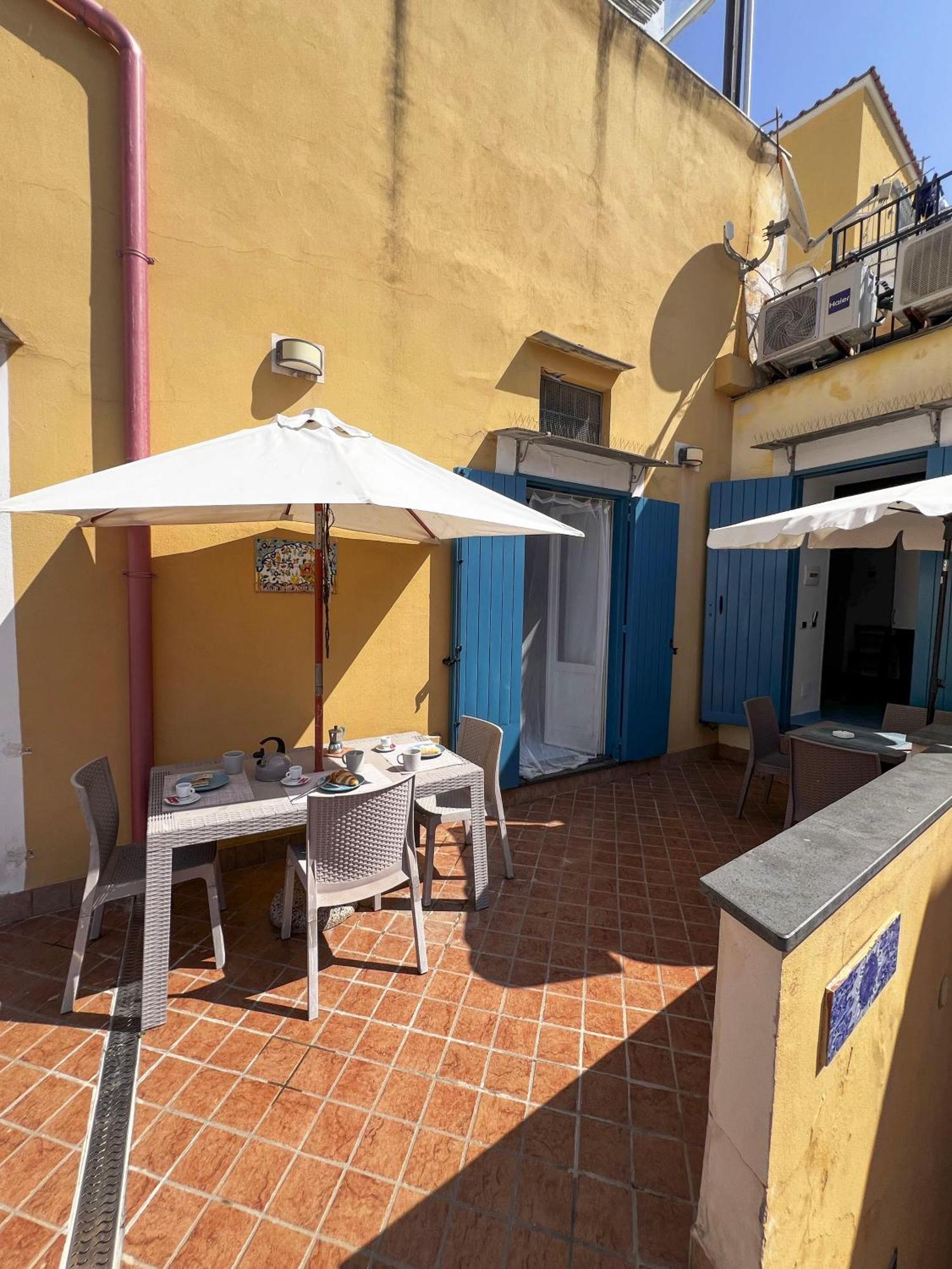 De Lamartine A Marina Di Corricella Procida Exterior foto