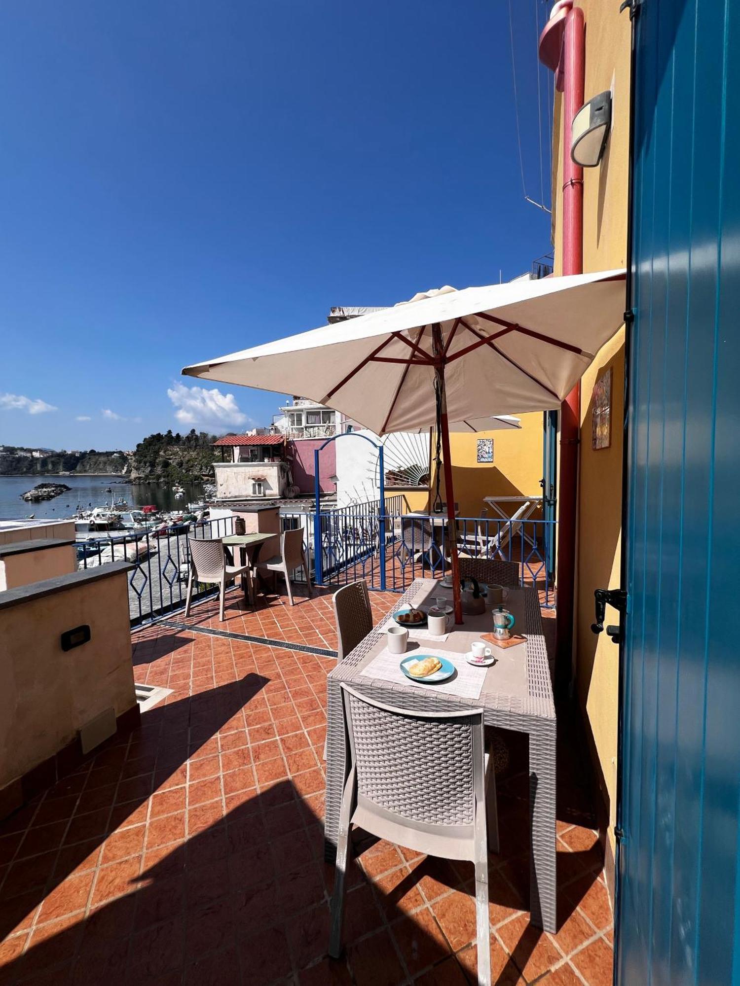 De Lamartine A Marina Di Corricella Procida Exterior foto